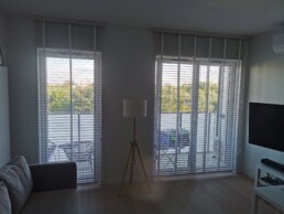 Białe żaluzje drewniane 50 mm w salonie – Warszawa